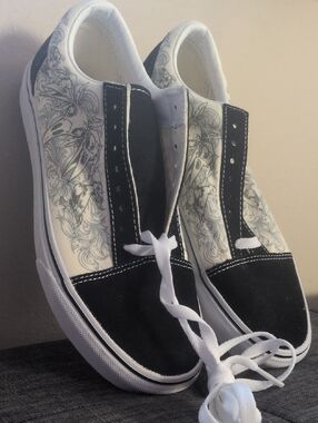 Vans Old Skool 'Raven Skull' in the Black/True White, Brand New W/O Box